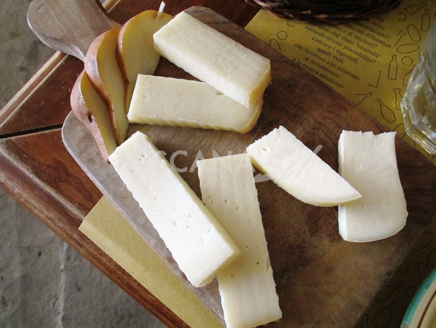 “Al contadino non far sapere quant’è buono il formaggio con le pere.” (antico proverbio toscano)